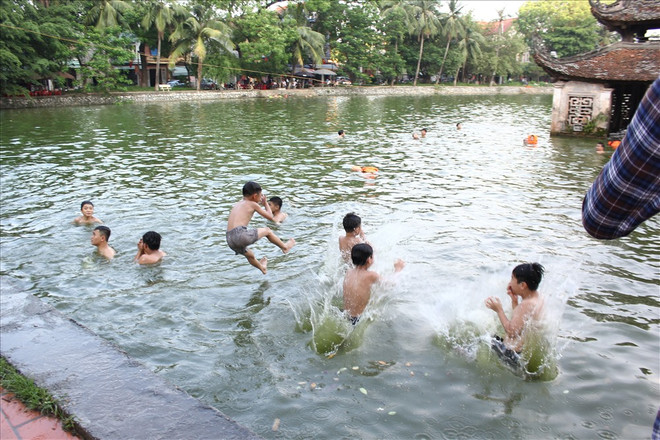 Piscina natural ayuda a reducir número de niños víctimas de accidentes relacionados con el agua en Vietnam ảnh 2