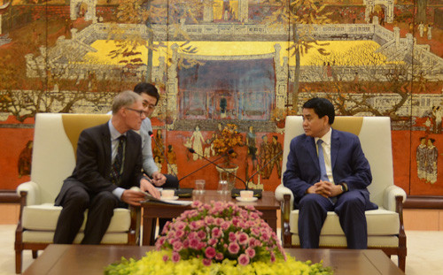Presidente del Comité Popular de Hanoi dialoga con funcionario de la embajada de Alemania ảnh 1 Presidente del Comité Popular de Hanoi dialoga con funcionario de la embajada de Alemania ảnh 1
