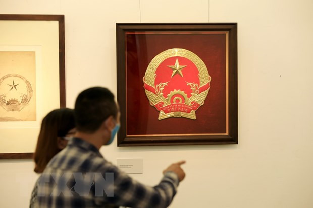 Abre sus puertas exposición de esbozo del emblema nacional de Vietnam ảnh 1