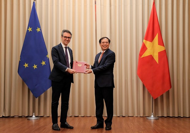Vietnam entrega a la UE notas diplomáticas sobre ratificación del EVFTA y EVIPA ảnh 1