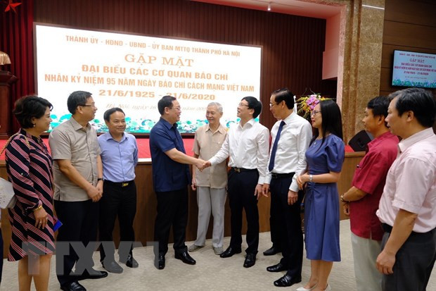 Dirigentes de Hanoi se reúnen con más de 300 periodistas ảnh 1 Dirigentes de Hanoi se reúnen con más de 300 periodistas ảnh 1