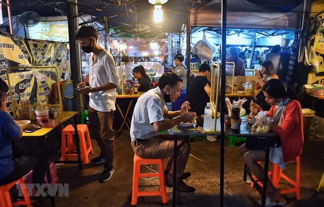 Tailandia considera levantar el toque de queda nocturno ảnh 1