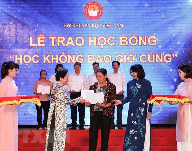 Entregan en Vietnam becas a 144 personas destacadas ảnh 1 Entregan en Vietnam becas a 144 personas destacadas ảnh 1