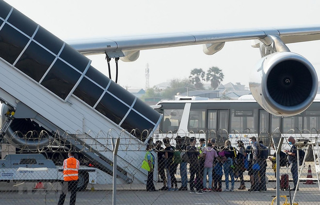 Camboya cobra depósito diario de prueba de COVID-19 en aeropuerto ảnh 1