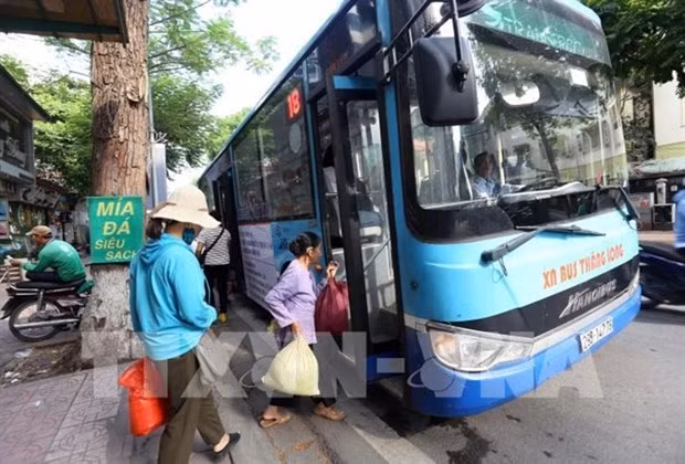 Hanoi planea abrir 30 nuevas rutas de autobuses este año ảnh 1