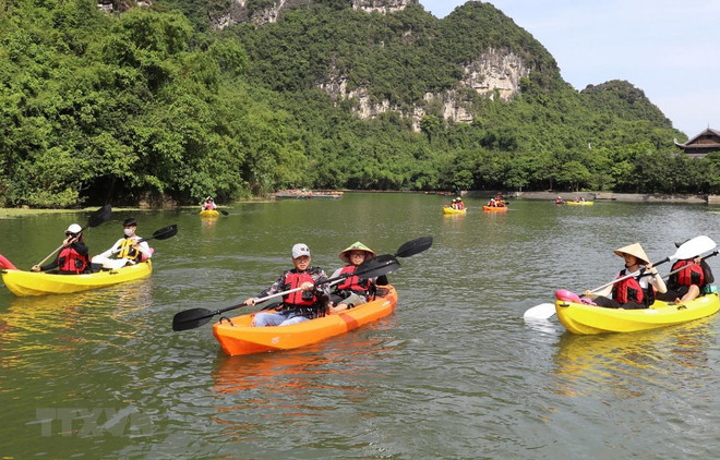 Lanza provincia vietnamita de Ninh Binh servicios turísticos de kayak en Trang An ảnh 1 Lanza provincia vietnamita de Ninh Binh servicios turísticos de kayak en Trang An ảnh 1
