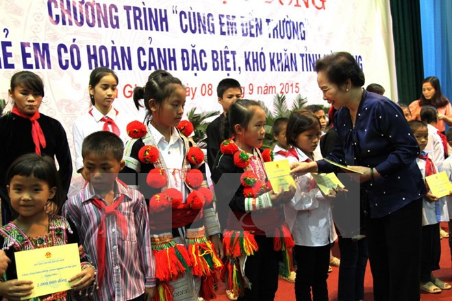  Vicepresidenta otorga becas a alumnos pobres en Hau Giang ảnh 1