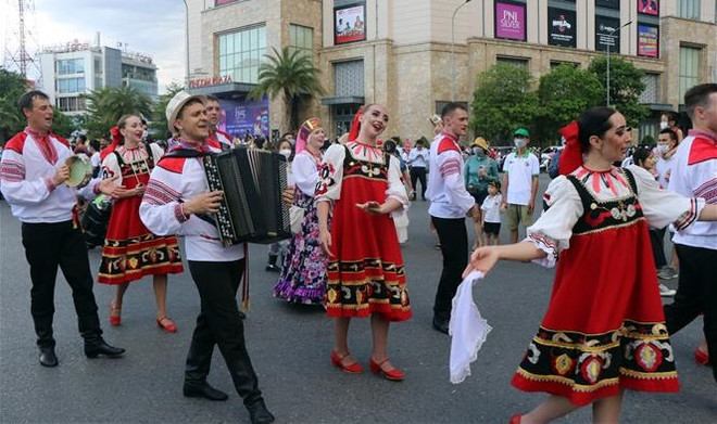 Efectúan carnaval callejero en Semana de Festival Hue 2022 ảnh 1 Efectúan carnaval callejero en Semana de Festival Hue 2022 ảnh 1