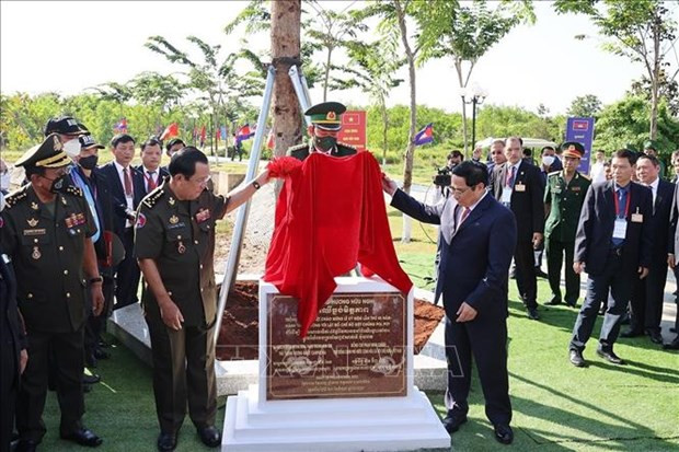 Premier camboyano agradece a Vietnam por ayuda al derrocamiento del régimen genocida de Pol Pot ảnh 1