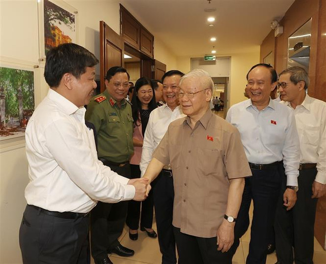 Máximo dirigente partidista vietnamita dialoga con electores de Hanoi ảnh 2 Máximo dirigente partidista vietnamita dialoga con electores de Hanoi ảnh 2