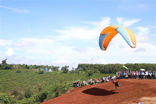 Nutrida participación en torneo de parapente en provincia vietnamita ảnh 2 Nutrida participación en torneo de parapente en provincia vietnamita ảnh 2