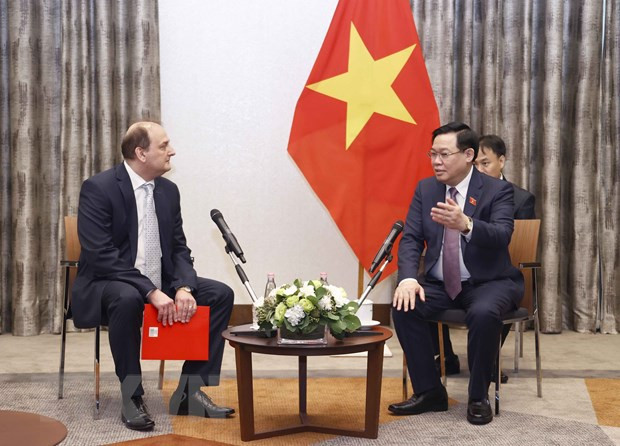 Presidente del Parlamento vietnamita recibe a representantes de algunas empresas húngaras ảnh 1