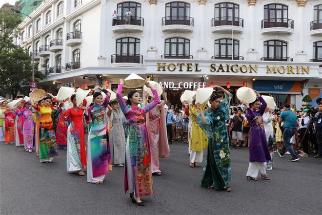 Efectúan carnaval callejero en Semana de Festival Hue 2022 ảnh 2 Efectúan carnaval callejero en Semana de Festival Hue 2022 ảnh 2