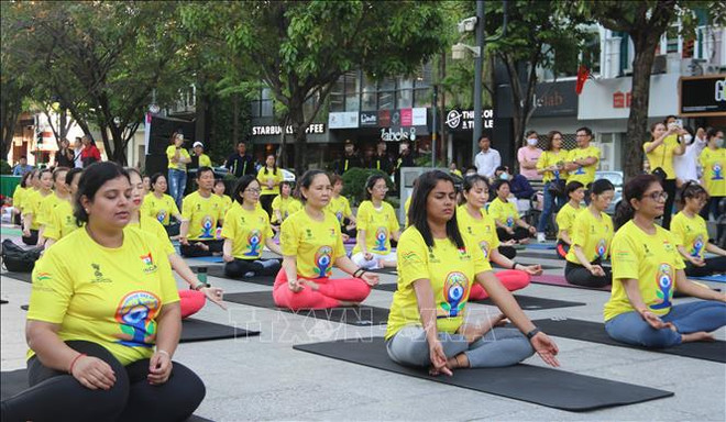 Ciudad Ho Chi Minh celebra Día Internacional del Yoga ảnh 1