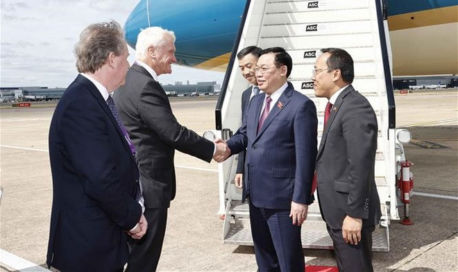 Presidente de la Asamblea Nacional de Vietnam inicia su visita oficial a Reino Unido ảnh 1 Presidente de la Asamblea Nacional de Vietnam inicia su visita oficial a Reino Unido ảnh 1