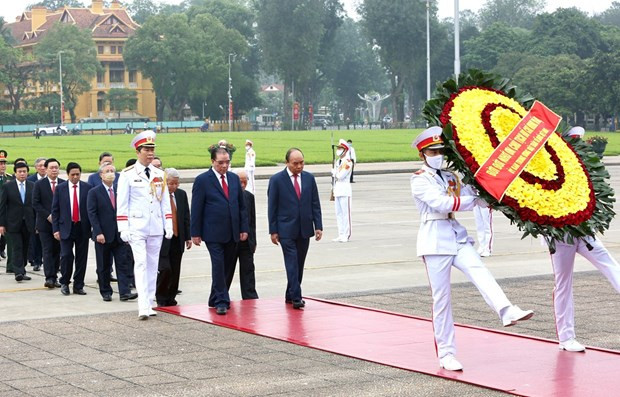 Dirigentes vietnamitas rinden homenaje al presidente Ho Chi Minh ảnh 1 Dirigentes vietnamitas rinden homenaje al presidente Ho Chi Minh ảnh 1