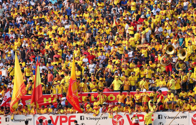 Regreso de fútbol vietnamita con público en las gradas sorprende a medios internacionales ảnh 1