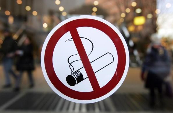 Fumar tabaco aumenta riesgo del contagio de epidemia COVID -19 en comunidad ảnh 1 Fumar tabaco aumenta riesgo del contagio de epidemia COVID -19 en comunidad ảnh 1