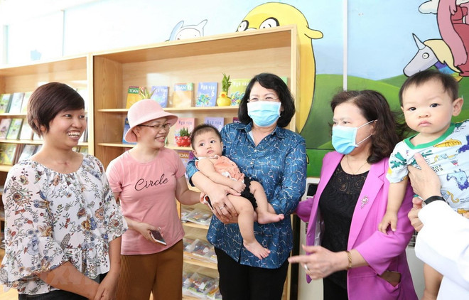 Vicepresidenta de Vietnam visita a niños con cáncer en Hospital K ảnh 1 Vicepresidenta de Vietnam visita a niños con cáncer en Hospital K ảnh 1