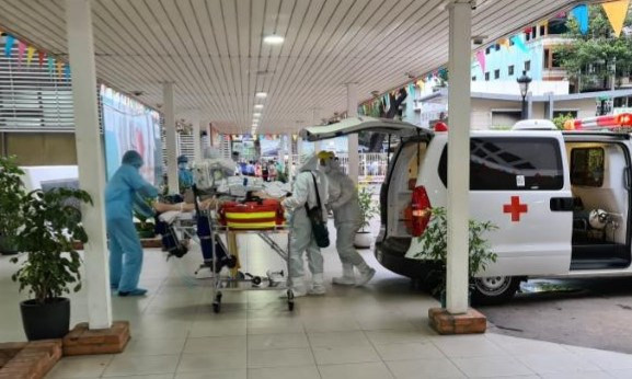 Traslado el paciente más grave en Vietnam, tras 6 veces dar negativo por coronavirus ảnh 1