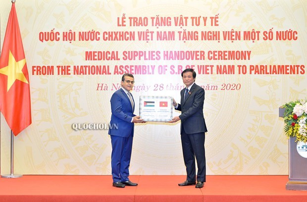 Presenta Asamblea Nacional de Vietnam suministros médicos a parlamentos de países de África y Oriente Medio ảnh 1 Presenta Asamblea Nacional de Vietnam suministros médicos a parlamentos de países de África y Oriente Medio ảnh 1