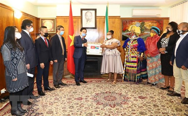 Embajada vietnamita en Sudáfrica ayuda a pobladores locales frente al COVID-19 ảnh 1 Embajada vietnamita en Sudáfrica ayuda a pobladores locales frente al COVID-19 ảnh 1