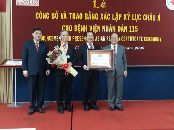 Hospital vietnamita logra tres récords de Asia por cirugía y tratamiento de tumor cerebral ảnh 1 Hospital vietnamita logra tres récords de Asia por cirugía y tratamiento de tumor cerebral ảnh 1