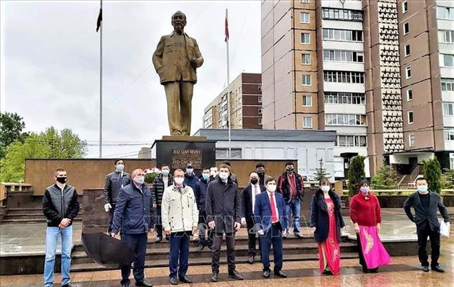 Comunidades vietnamitas en Rusia y Argelia conmemoran aniversario 130 del natalicio de Ho Chi Minh ảnh 1