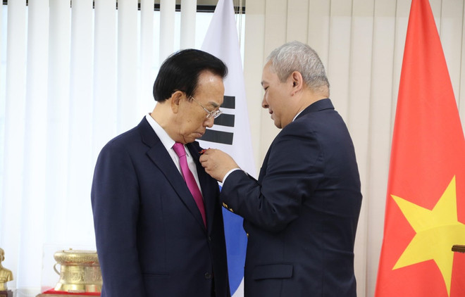 Recibe exgobernador de provincia sudcoreana distinción de Vietnam ảnh 1 Recibe exgobernador de provincia sudcoreana distinción de Vietnam ảnh 1