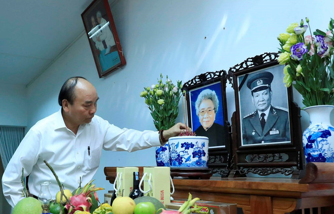 Premier vietnamita rinde homenaje póstumo a extintos dirigentes del país ảnh 1 Premier vietnamita rinde homenaje póstumo a extintos dirigentes del país ảnh 1