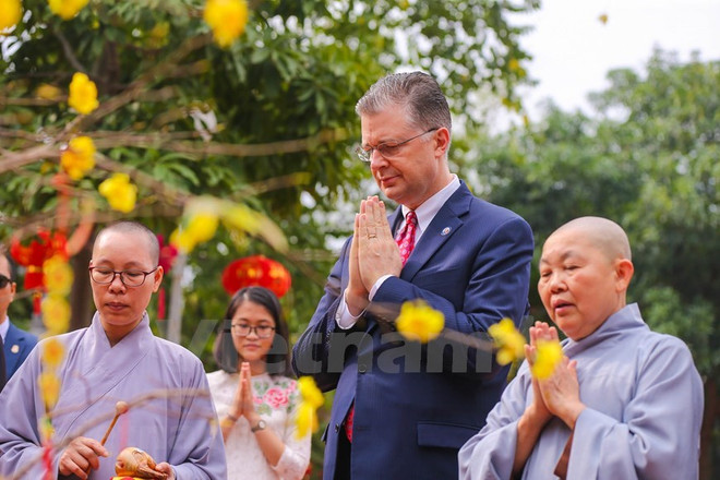 Libera embajador estadounidense en Vietnam peces en ocasión del Nuevo Año Lunar ảnh 1 Libera embajador estadounidense en Vietnam peces en ocasión del Nuevo Año Lunar ảnh 1