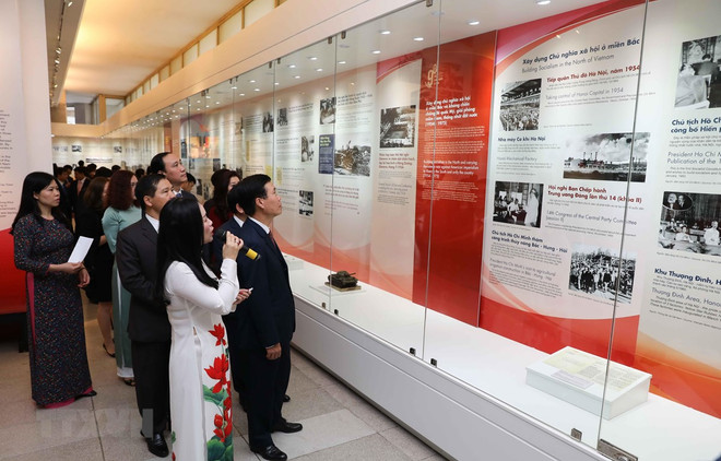 Efectúan exhibiciones sobre fundación del Partido Comunista de Vietnam en diferentes localidades ảnh 1 Efectúan exhibiciones sobre fundación del Partido Comunista de Vietnam en diferentes localidades ảnh 1