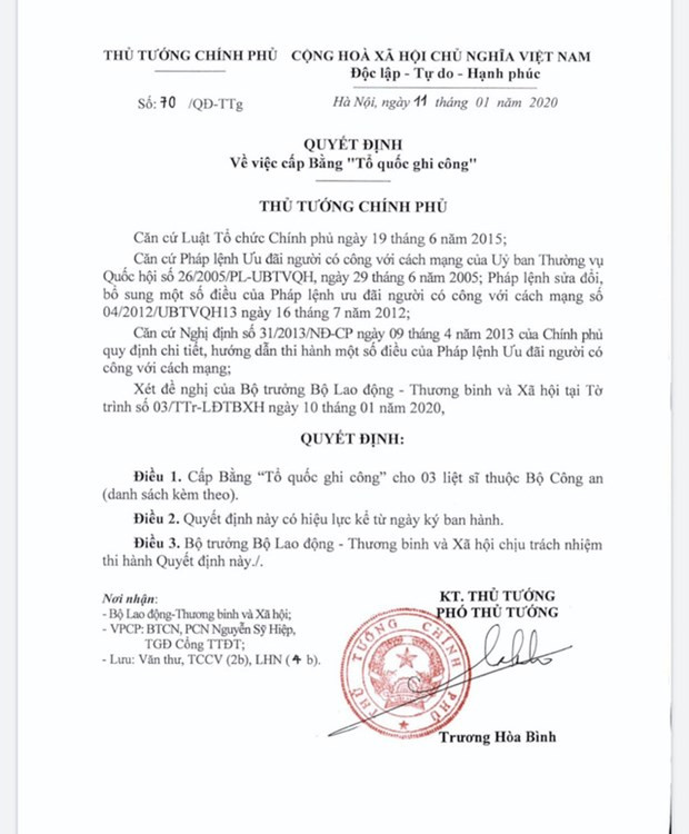 Condecoran con diplomas de mérito nacional a policías fallecidos en disturbio en Dong Tam ảnh 1 Condecoran con diplomas de mérito nacional a policías fallecidos en disturbio en Dong Tam ảnh 1