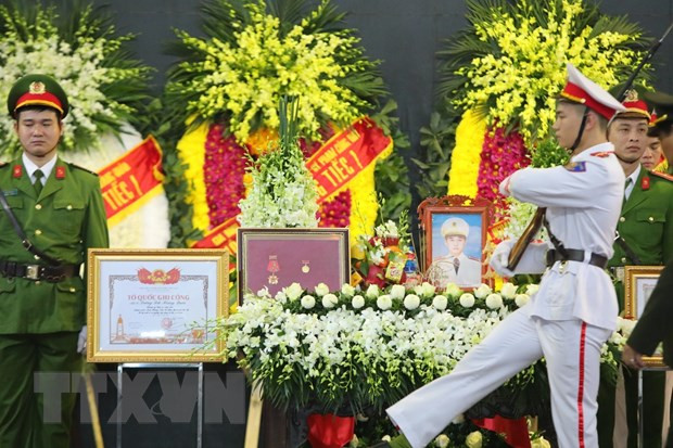 Efectúan funeral de policías caídos en misión en comuna suburbana de Hanoi ảnh 1 Efectúan funeral de policías caídos en misión en comuna suburbana de Hanoi ảnh 1