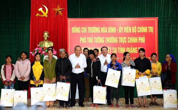 Entregan dirigentes vietnamitas regalos a personas menos favorecidas en ocasión del Tet ảnh 1 Entregan dirigentes vietnamitas regalos a personas menos favorecidas en ocasión del Tet ảnh 1