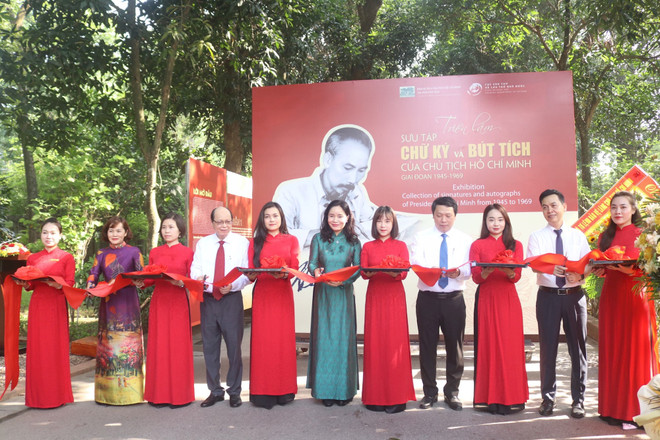 Inauguran exposición sobre colección de autógrafos del Presidente Ho Chi Minh ảnh 1