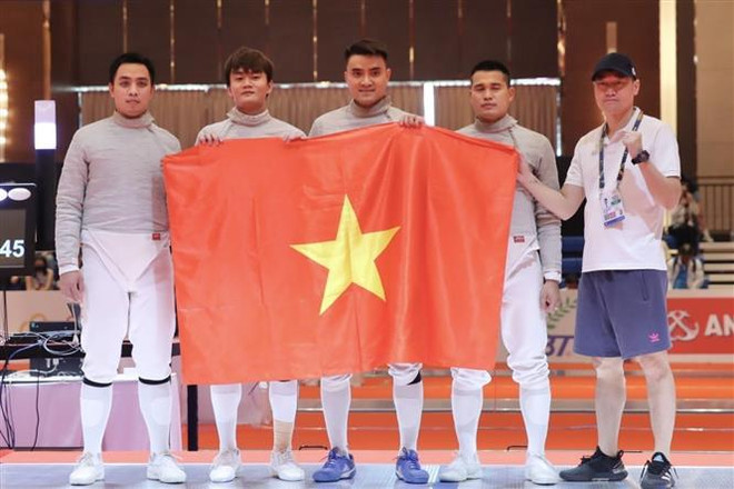 Esgrimistas vietnamitas aportan medallas a delegación nacional en SEA Games 32 ảnh 2 Esgrimistas vietnamitas aportan medallas a delegación nacional en SEA Games 32 ảnh 2