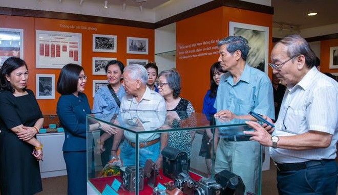 Honran a fotógrafos veteranos con aportes a prensa revolucionaria de Vietnam ảnh 1 Honran a fotógrafos veteranos con aportes a prensa revolucionaria de Vietnam ảnh 1