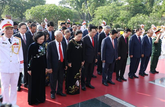 Dirigentes del Partido y Estado rinden homenaje al Presidente Ho Chi Minh ảnh 2 Dirigentes del Partido y Estado rinden homenaje al Presidente Ho Chi Minh ảnh 2