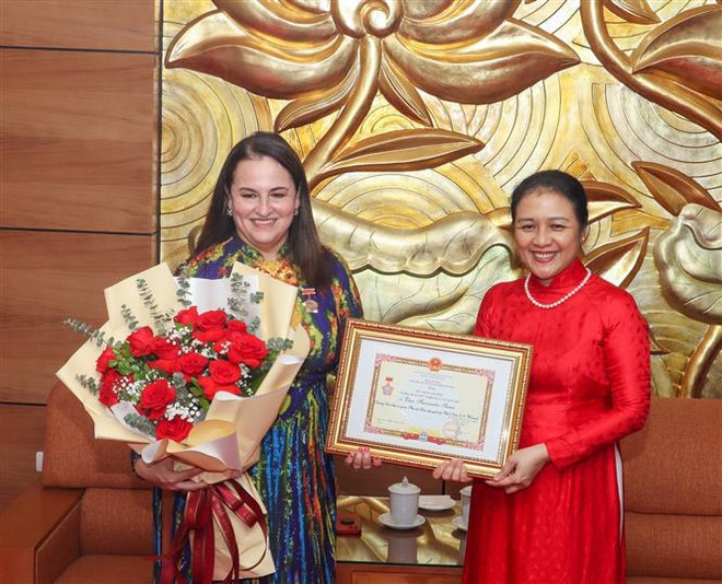 Representante de ONU Mujeres honrada en Vietnam ảnh 1 Representante de ONU Mujeres honrada en Vietnam ảnh 1