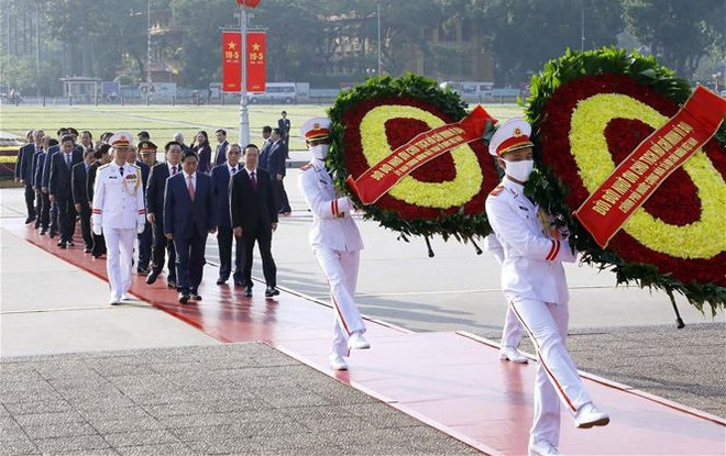 Dirigentes del Partido y Estado rinden homenaje al Presidente Ho Chi Minh ảnh 1 Dirigentes del Partido y Estado rinden homenaje al Presidente Ho Chi Minh ảnh 1