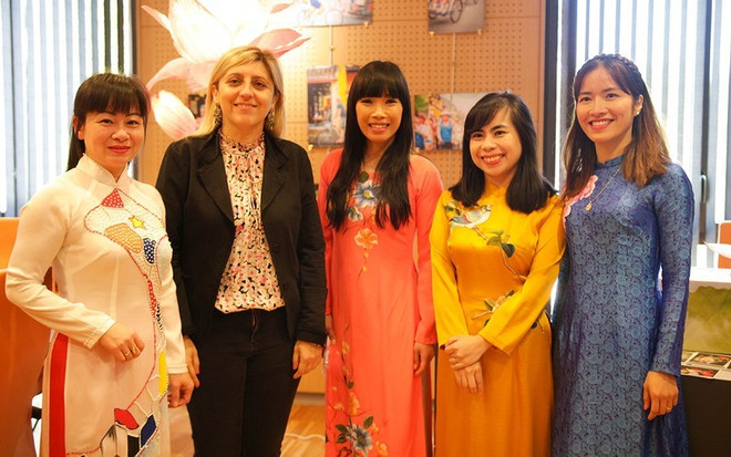 Presentan en Francia belleza del Ao Dai vietnamita ảnh 1 Presentan en Francia belleza del Ao Dai vietnamita ảnh 1