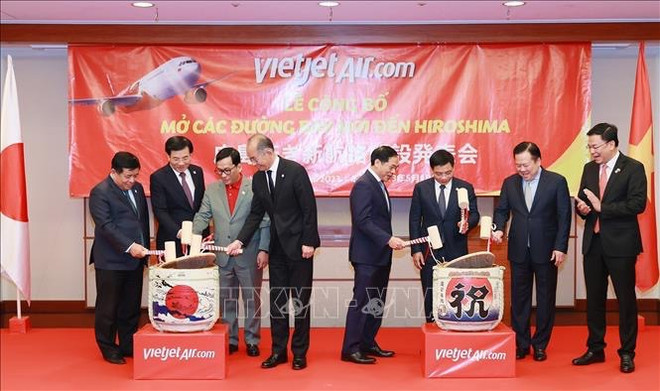 Premier asiste a ceremonia para anunciar la ruta aérea directa Hanoi-Hiroshima ảnh 2 Premier asiste a ceremonia para anunciar la ruta aérea directa Hanoi-Hiroshima ảnh 2