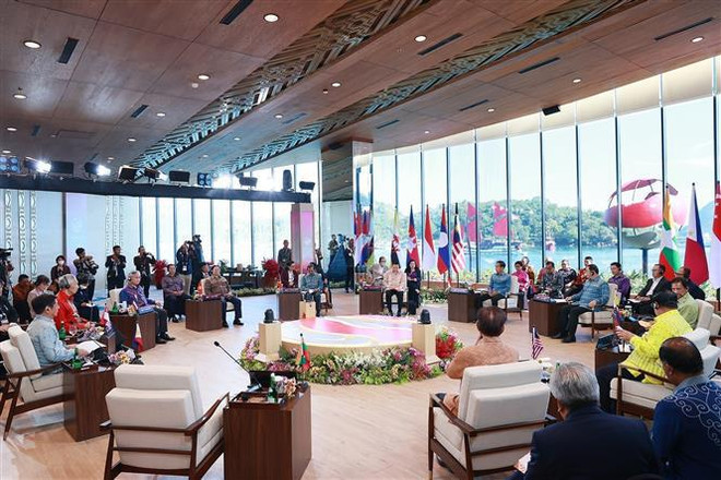 Premier vietnamita asiste a reunión restringida de la 42ª Cumbre de ASEAN ảnh 2 Premier vietnamita asiste a reunión restringida de la 42ª Cumbre de ASEAN ảnh 2