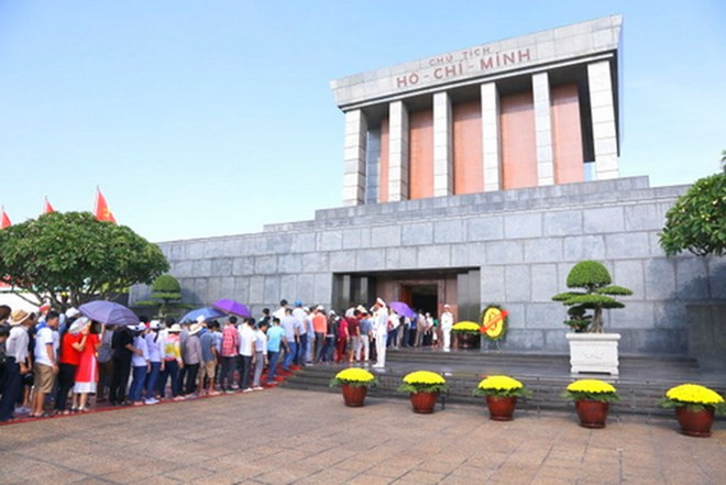 Miles de personas rindieron homenaje al Presidente Ho Chi Minh en ocasión del Año Nuevo Lunar ảnh 1 Miles de personas rindieron homenaje al Presidente Ho Chi Minh en ocasión del Año Nuevo Lunar ảnh 1