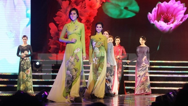 Traje tradicional de Vietnam se presenta en el mayor desfile callejero en Asia ảnh 1 Traje tradicional de Vietnam se presenta en el mayor desfile callejero en Asia ảnh 1