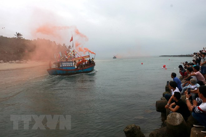 Miles de personas asisten al rito dedicado a ballena azul en Vietnam ảnh 1 Miles de personas asisten al rito dedicado a ballena azul en Vietnam ảnh 1