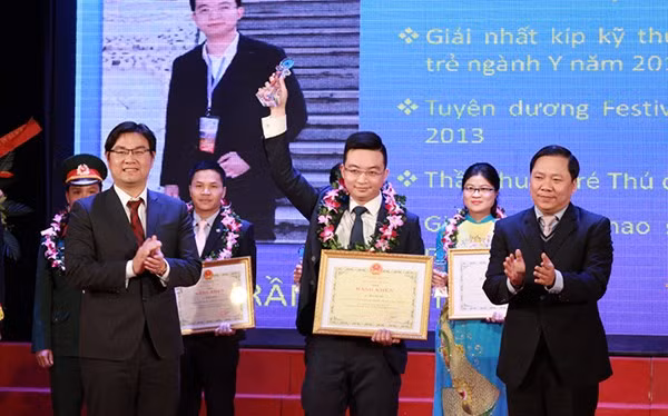 Honran a diez médicos jóvenes destacados de Hanoi ảnh 1