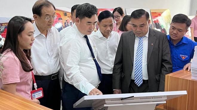 Organizan exposición de libros por aniversario de las relaciones Vietnam-Laos ảnh 1