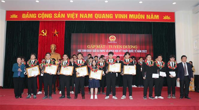 Honran a estudiantes vietnamitas premiados en Olimpiadas Internacionales ảnh 1